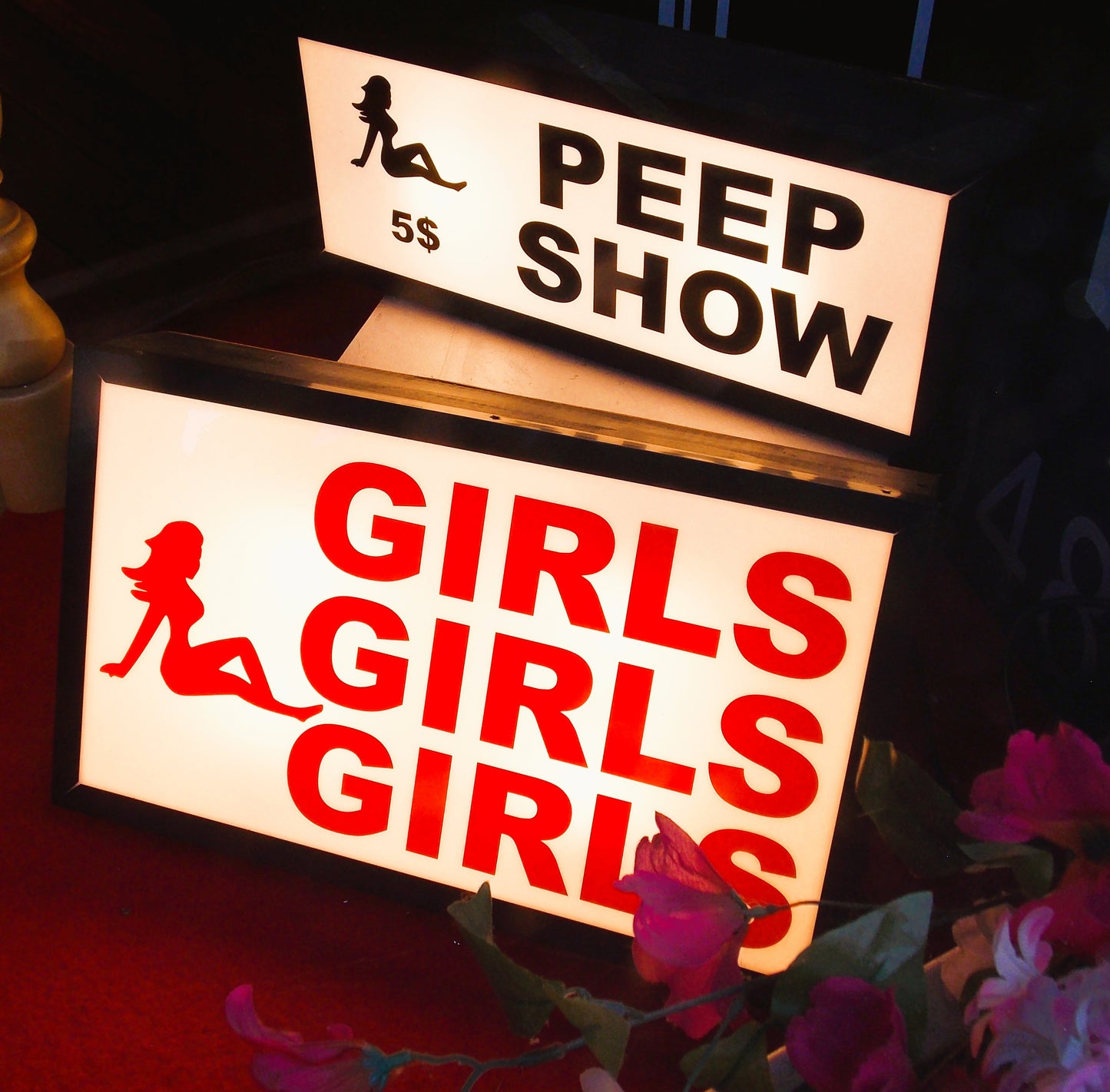 Retro Red Light sign "GIRLS GIRLS GIRLS"