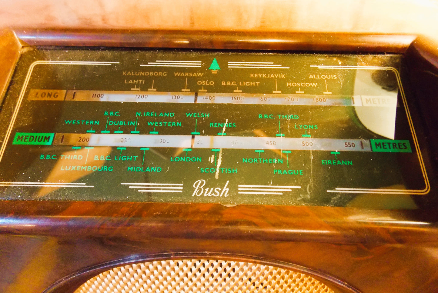 Vintage Bush DAC90 Bakelite radio